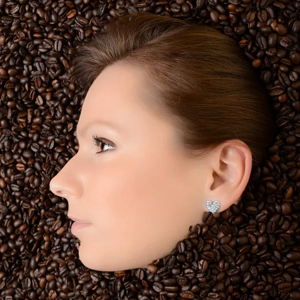 Koffie. mooi meisje in de koffie — Stockfoto