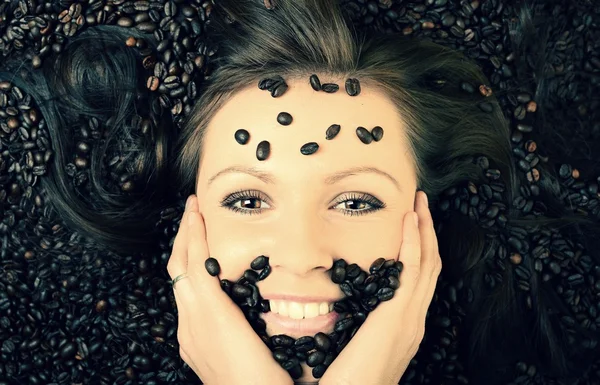 Kaffee. schönes Mädchen im Kaffee — Stockfoto