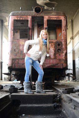 bir treni yakınında duran genç kadın