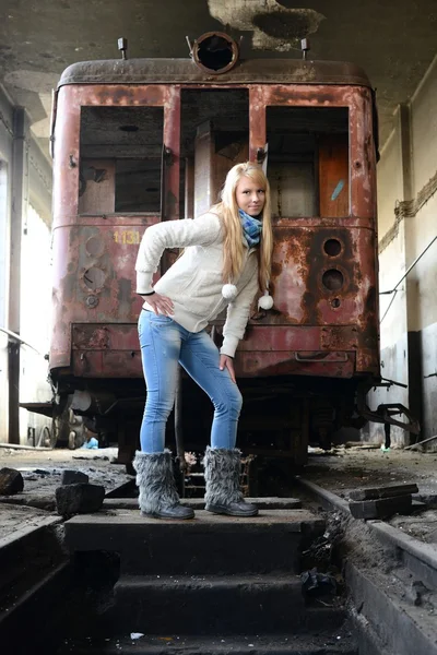 Jonge vrouw permanent in de buurt van een trein — Stockfoto