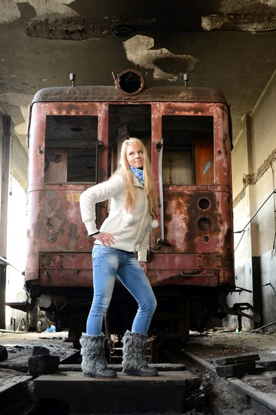 站附近一列火车的年轻女子 — 图库照片