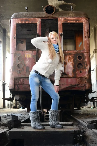Молодая женщина, стоящая возле поезда — стоковое фото
