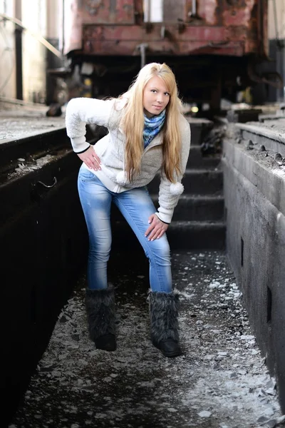 Mujer joven de pie cerca de un tren — Foto de Stock