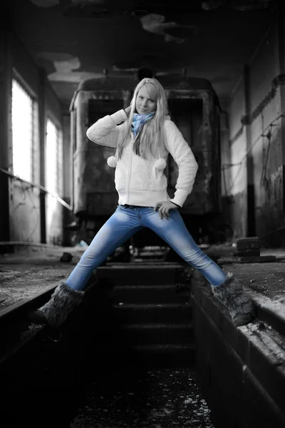 Молода жінка стоїть біля поїзда — стокове фото