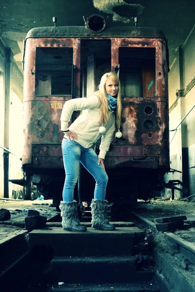 Mujer joven de pie cerca de un tren — Foto de Stock