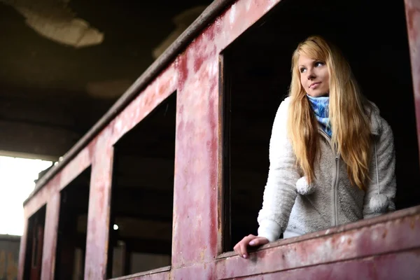 Junge Frau steht in der Nähe eines Zuges — Stockfoto