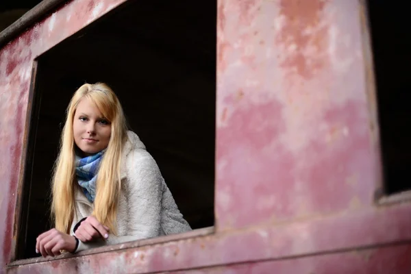 Jonge vrouw permanent in de buurt van een trein — Stockfoto