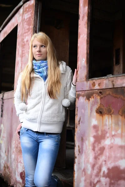 Junge Frau steht in der Nähe eines Zuges — Stockfoto