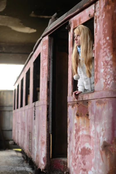 A 鉄道近くに立っている若い女性 — ストック写真