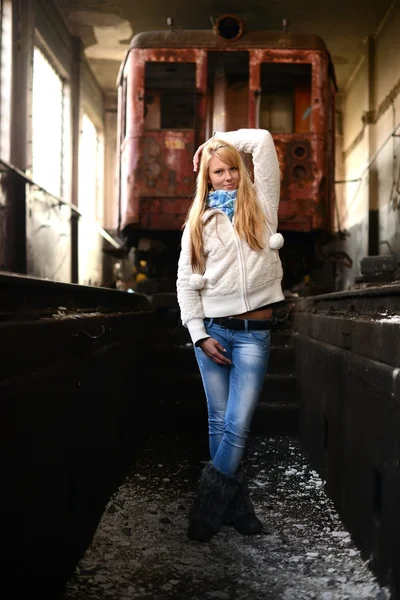 Jeune femme debout près d'un train — Photo