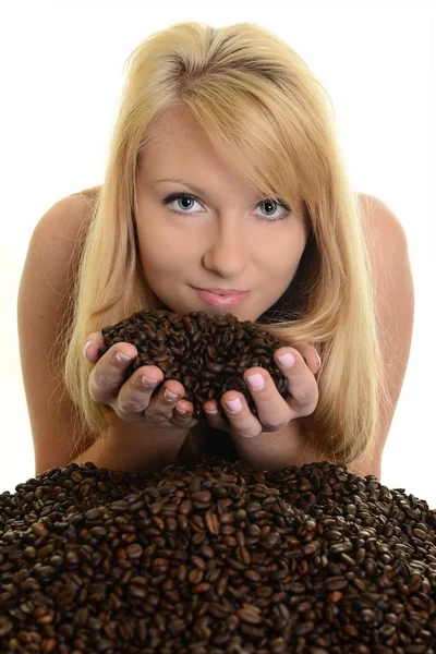 Kaffe. vacker flicka med kaffebönor — Stockfoto