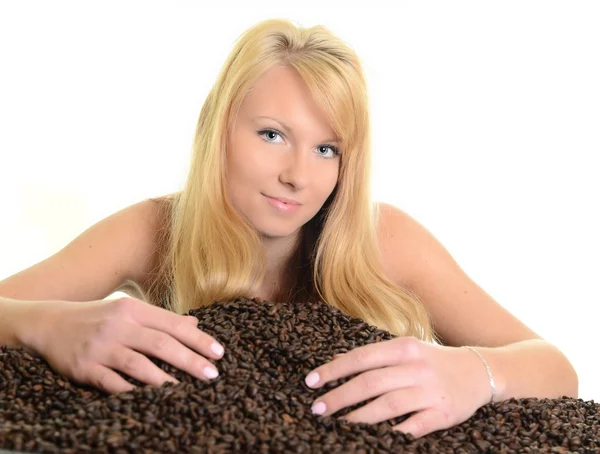 Kaffe. vacker flicka med kaffebönor — Stockfoto