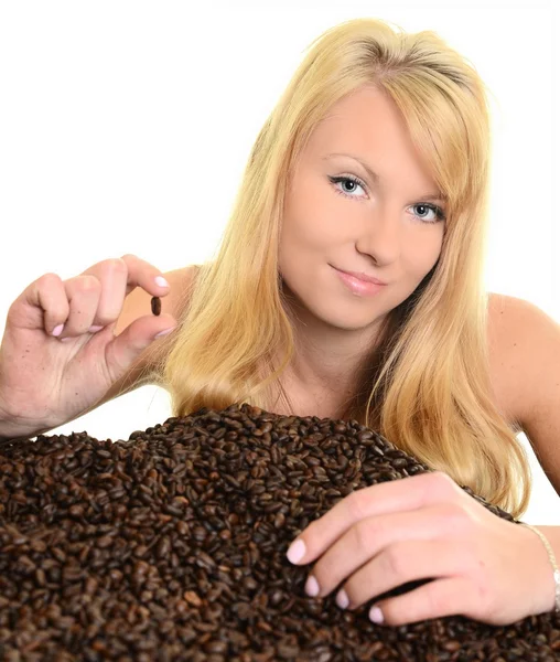 Καφέ. όμορφη κοπέλα με κόκκους καφέ — Φωτογραφία Αρχείου
