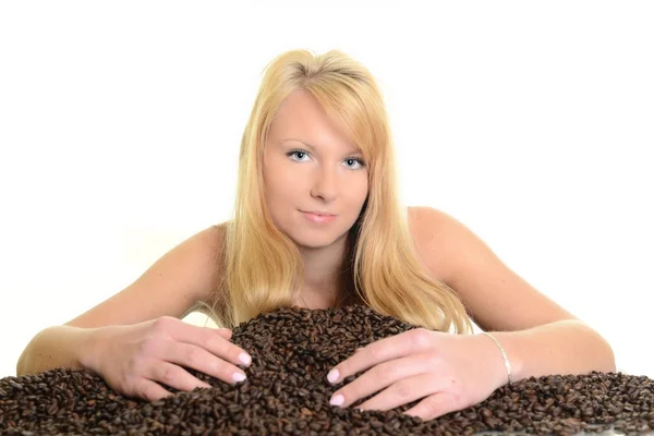 Du café. Belle fille avec des grains de café — Photo