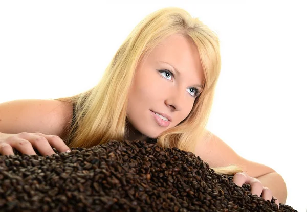 Café. Menina bonita com grãos de café — Fotografia de Stock