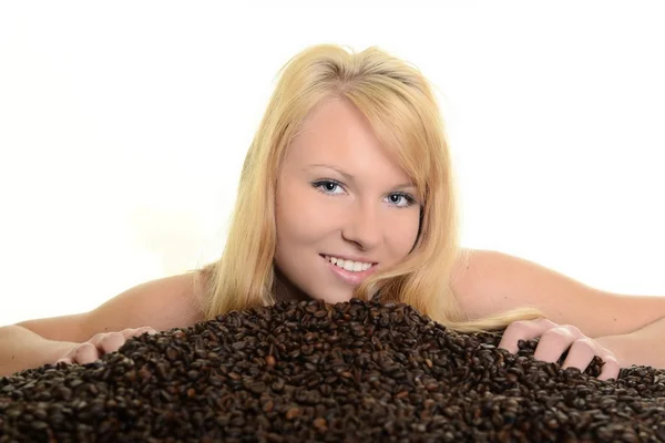 Caffè. Bella ragazza con chicchi di caffè — Foto Stock