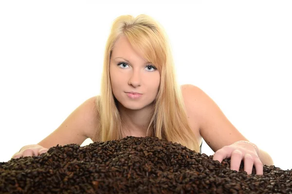 Kaffe. vacker flicka med kaffebönor — Stockfoto