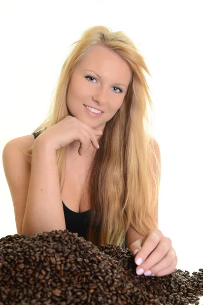 コーヒー。コーヒー豆と美しい少女 — ストック写真