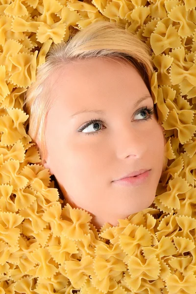 Piękna Młoda blondynka w makaron — Zdjęcie stockowe
