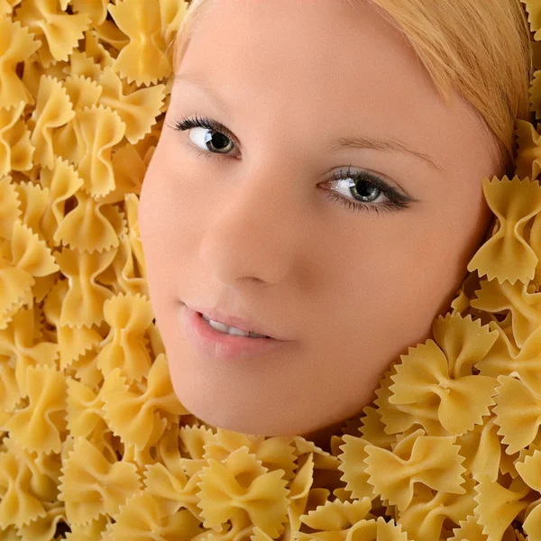 Krásná mladá blondýnka v těstoviny — Stock fotografie