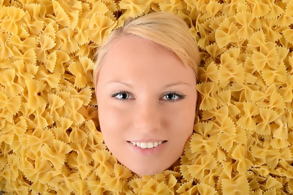 Schöne junge Blondine in Pasta — Stockfoto
