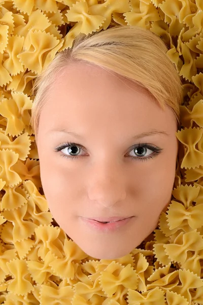 Schöne junge Blondine in Pasta — Stockfoto