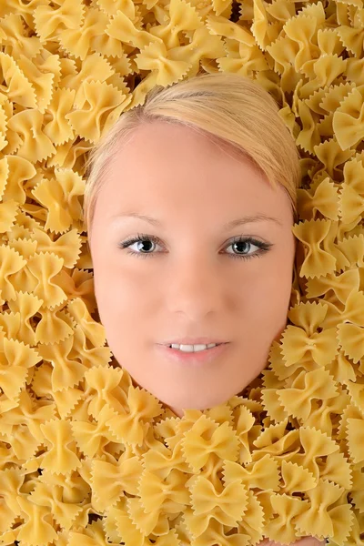 Krásná mladá blondýnka v těstoviny — Stock fotografie