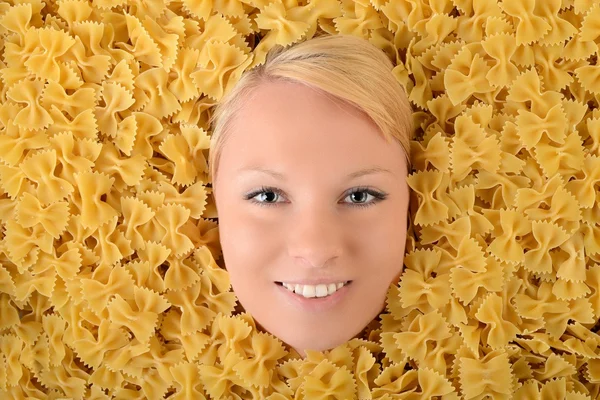 Mooie jonge blonde in pasta — Stockfoto