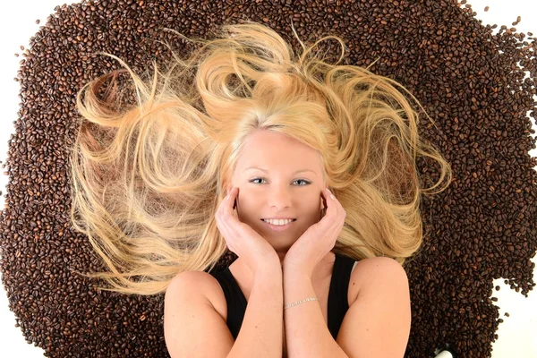 Retrato do rosto de uma menina afogada em grãos de café — Fotografia de Stock