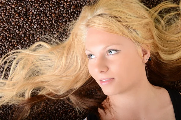 コーヒー豆で溺死した、少女の顔の肖像 — ストック写真