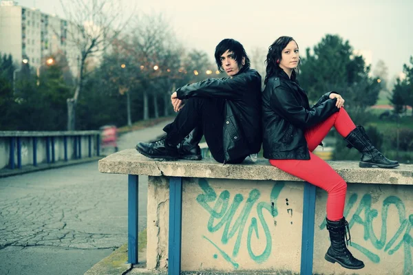 Retrato al aire libre de una pareja punk — Foto de Stock