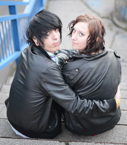 Portrait extérieur d'un couple punk — Photo