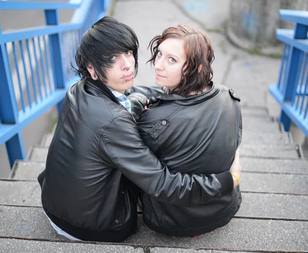 Retrato al aire libre de una pareja punk — Foto de Stock