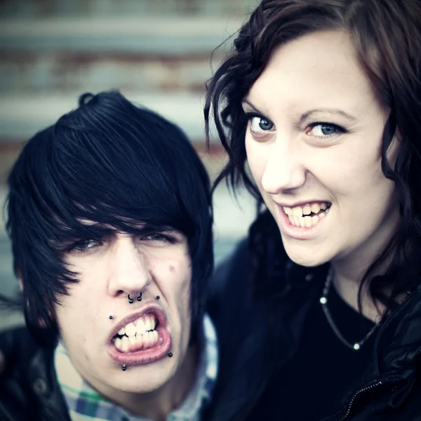 Retrato al aire libre de una pareja punk — Foto de Stock