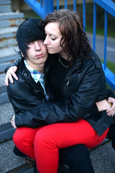 Retrato ao ar livre de um casal punk — Fotografia de Stock