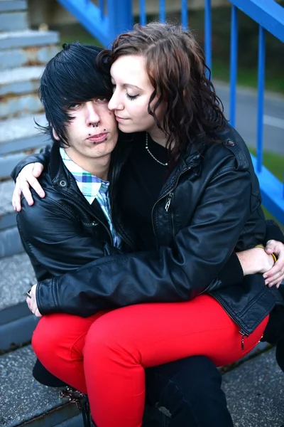 Retrato ao ar livre de um casal punk — Fotografia de Stock