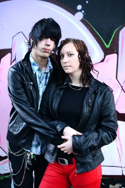Venkovní portrét pár punk — Stock fotografie