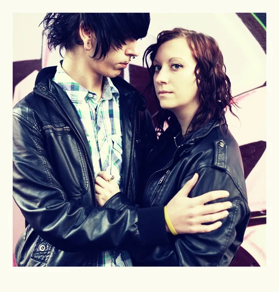 Retrato al aire libre de una pareja punk — Foto de Stock