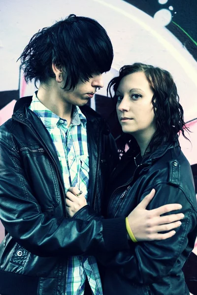 Retrato ao ar livre de um casal punk — Fotografia de Stock