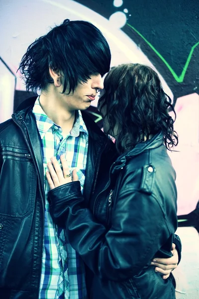 Retrato al aire libre de una pareja punk —  Fotos de Stock