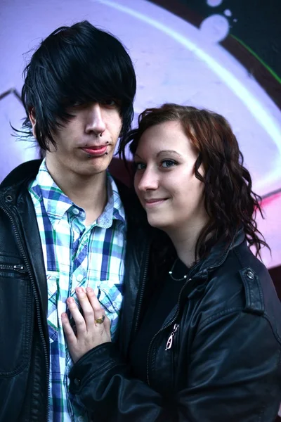 Retrato al aire libre de una pareja punk —  Fotos de Stock