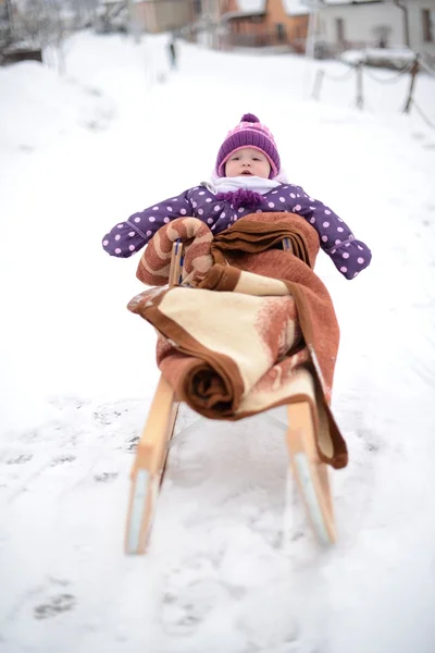 Το παιδί ιππασία κάτω τους λόφους το χειμώνα — Φωτογραφία Αρχείου