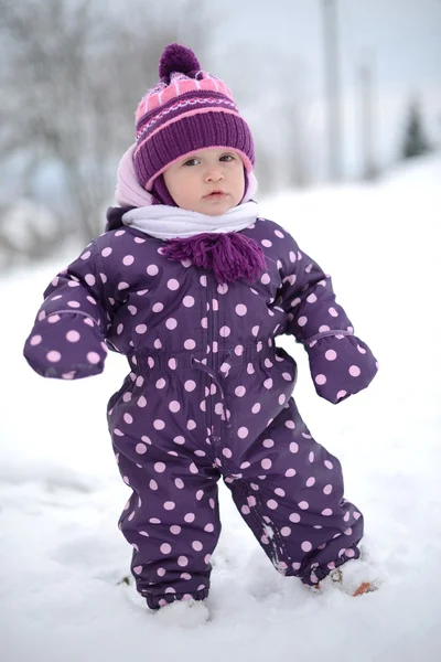 : fröhliches kleines Kind spielt im Schnee, gutes Winterwetter — Stockfoto
