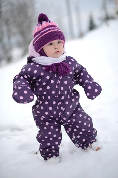 : Criança feliz está brincando na neve, bom tempo de inverno — Fotografia de Stock