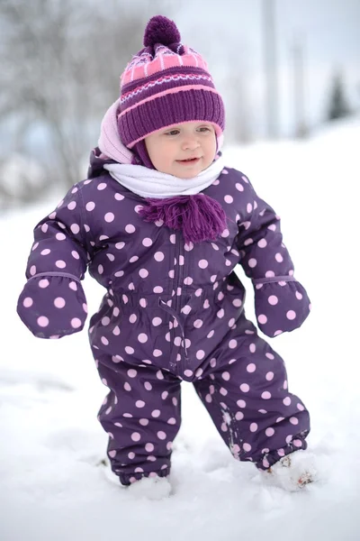 : Criança feliz está brincando na neve, bom tempo de inverno — Fotografia de Stock