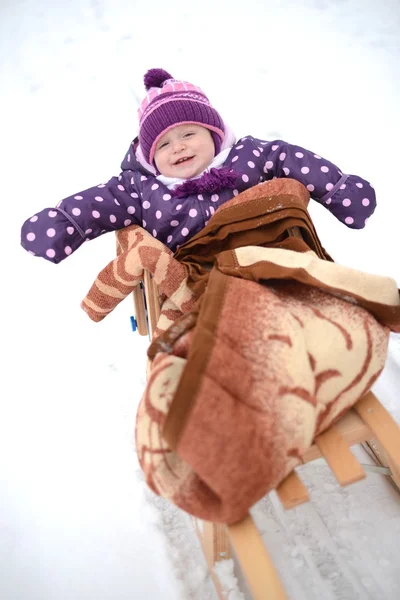 The kid is riding down the hills in the winter — Stock Photo, Image