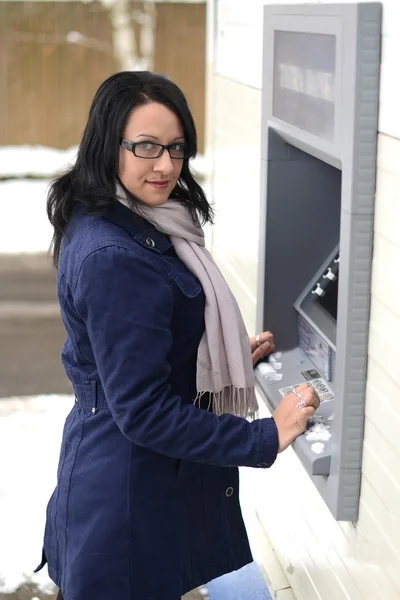 Женщина в банкомате — стоковое фото
