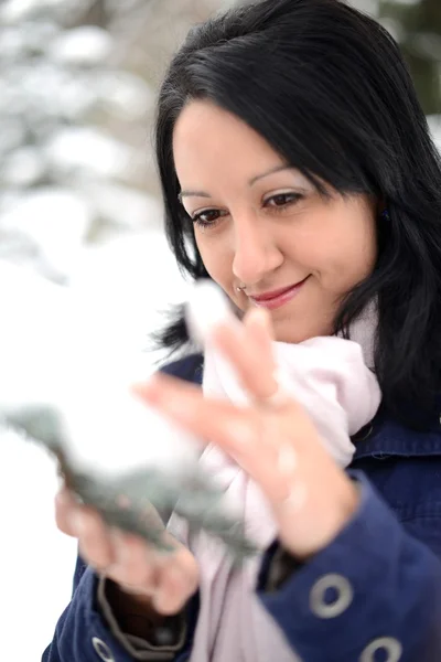 Sneeuw winter vrouw portret buitenshuis op besneeuwde witte winterdag. — Stockfoto