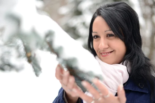 Πορτρέτο γυναίκα χειμώνα χιόνι σε εξωτερικούς χώρους την ημέρα του χειμώνα χιονισμένο λευκό. — Φωτογραφία Αρχείου