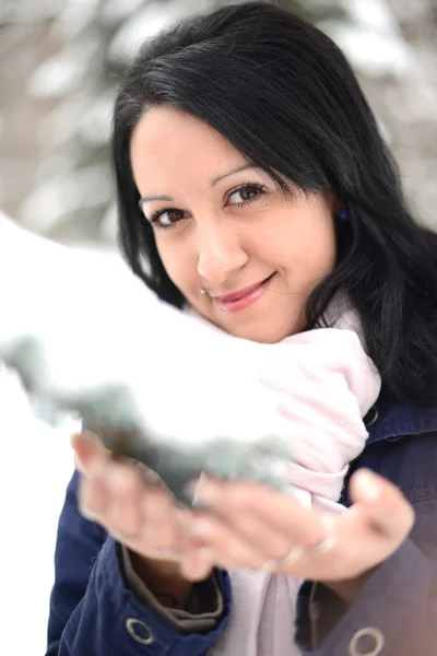 Neve inverno donna ritratto all'aperto sulla neve bianco giorno d'inverno . — Foto Stock